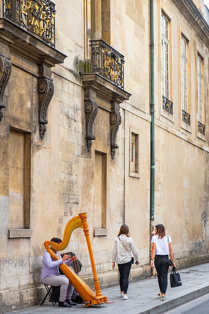 France, Paris, Marais district, the Rue des Francs Bourgeois