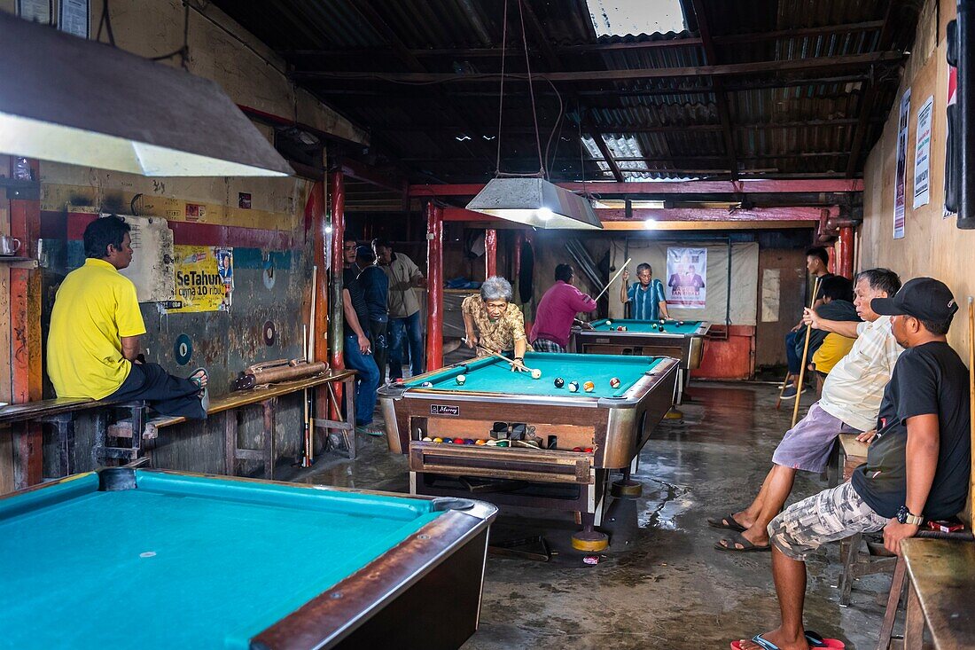 Indonesia, Sulawesi, south Sulawesi, Rantepao, pool players in a bar