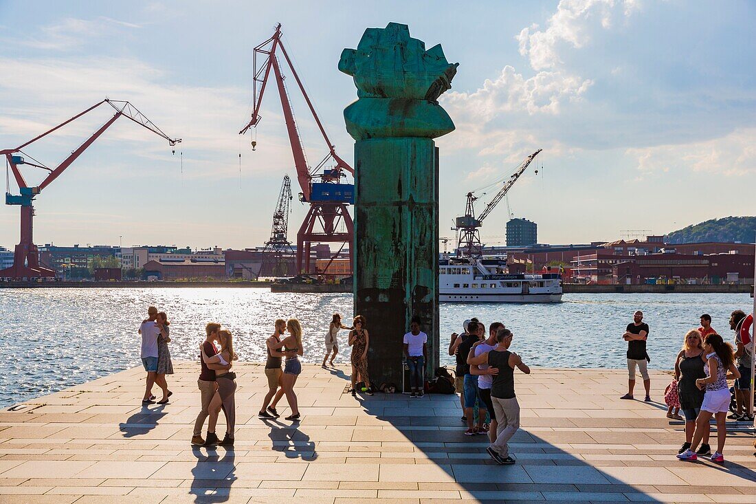 Sweden, Vastra Gotaland, Goteborg (Gothenburg), Stenpiren, Beach, monument for immigration called the Delaware Monument or Delawaremonumentet, edging the river Göta., Transport Hub of Gothenburg