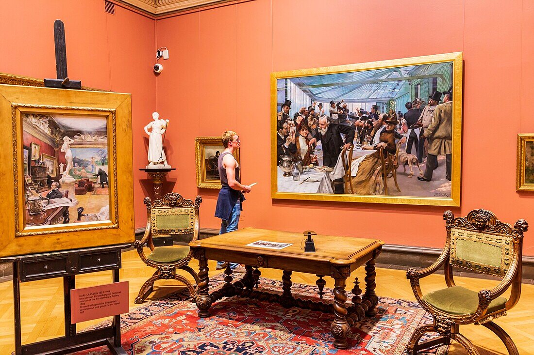 Sweden, Vastra Gotaland, Goteborg (Gothenburg), the Beaux-Arts museum, student in front of a painting by Hugo Birger