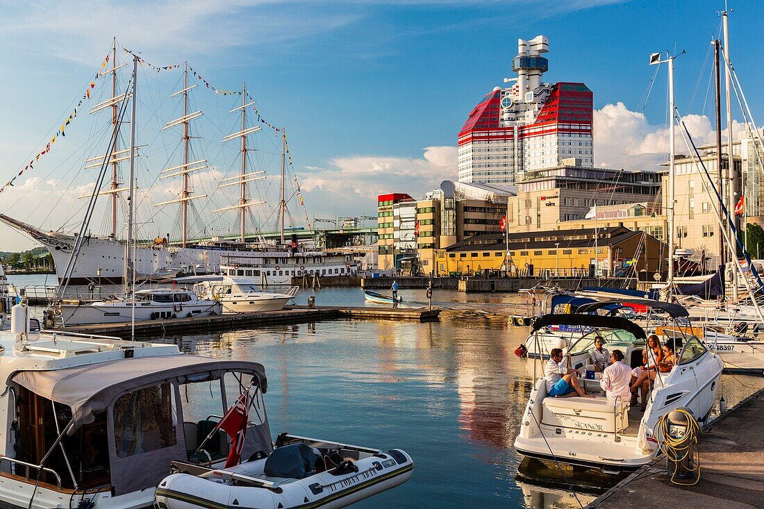 Schweden, Vastra Gotaland, Göteborg (Göteborg), der Wolkenkratzer Gotheborgs-Utkiken und das Segelboot Viking im Hafen von Lilla bommen