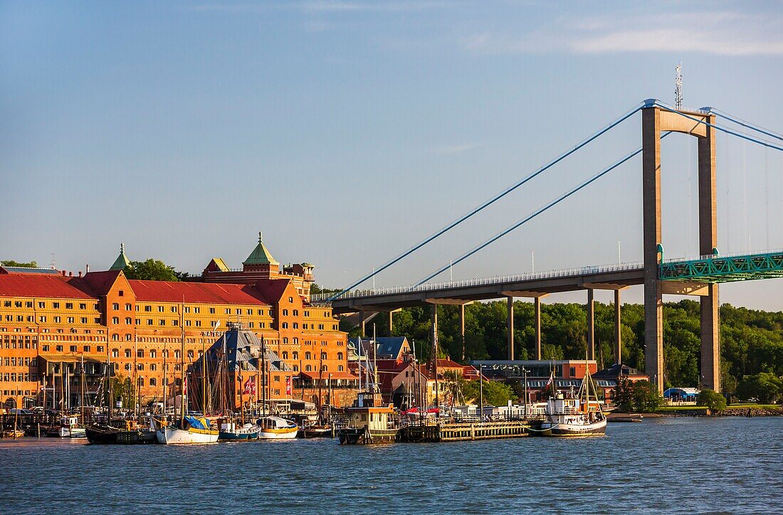 Sweden, Vastra Gotaland, Goteborg (Gothenburg), the small harbor Klippans (Klippans angbatsbrygga) and the Novotel hotel under the alvsborg Bridge in the background