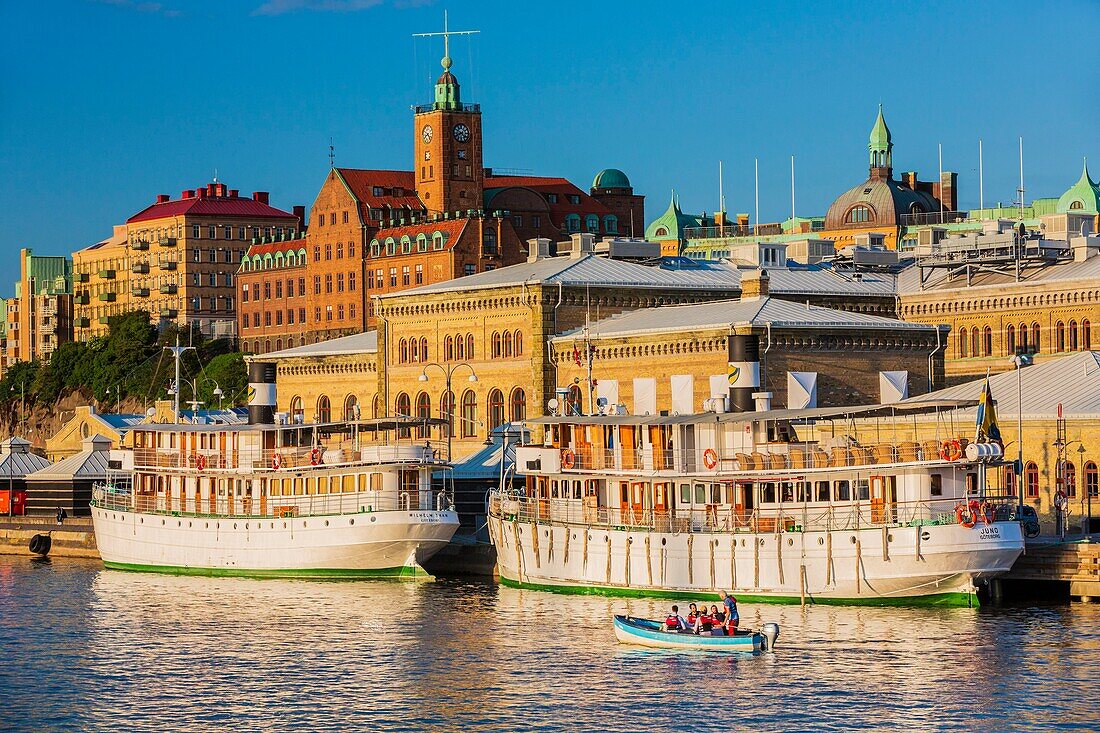 Schweden, Vastra Gotaland, Göteborg (Gothenburg), Gebäude der Firma ASECO auf dem Packhusplatsen mit Blick auf den Hafen und Kvarnberget und seine Uhr