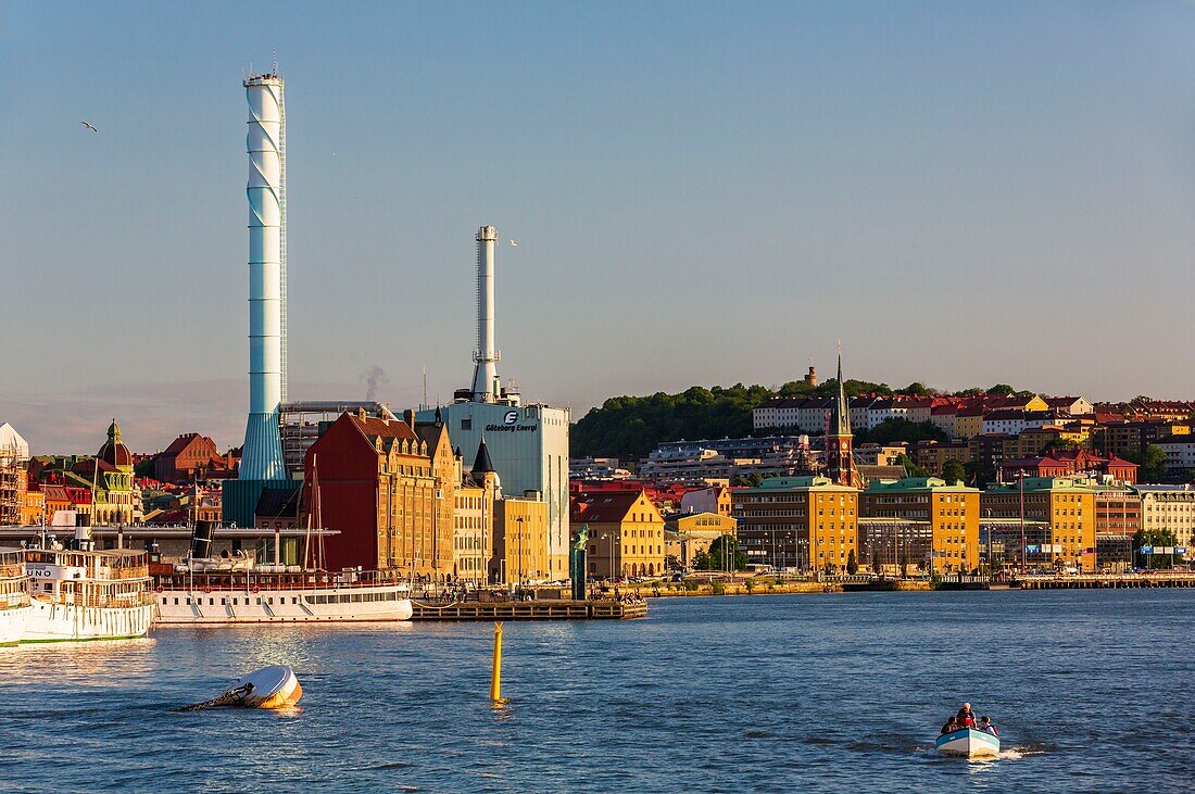 Schweden, Vastra Gotaland, Göteborg (Gothenburg), Blick auf das Wärmekraftwerk der Stadt und die Oscar-Fredrik-Kirche