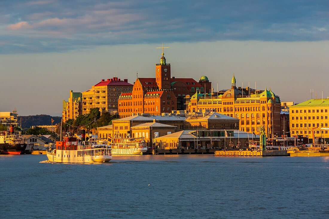 Schweden, Vastra Gotaland, Göteborg (Gothenburg), Gebäude der Firma ASECO auf dem Packhusplatsen mit Blick auf den Hafen und Kvarnberget und seine Uhr