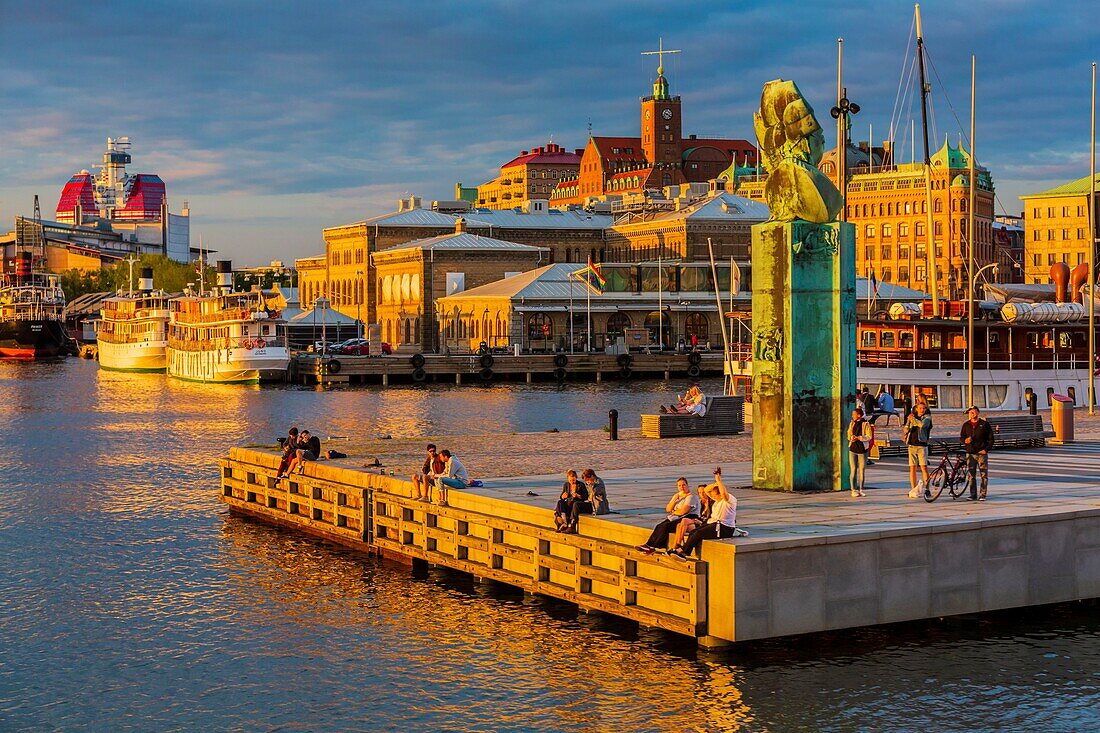 Sweden, Vastra Gotaland, Goteborg (Gothenburg), view of the monument for immigration called the Delaware Monument, the buildings of the company ASECO on Packhusplatsen facing the harbor, Kvarnberget and his clock and the skyscraper Gotheborgs-Utkiken