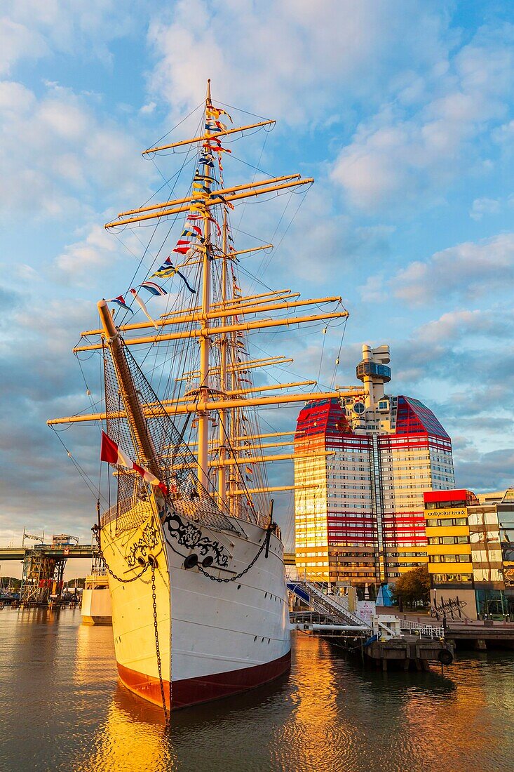 Schweden, Vastra Gotaland, Göteborg (Göteborg), der Wolkenkratzer Gotheborgs-Utkiken und das schwimmende Schifffahrtsmuseum mit dem Segelboot Viking an den Docks von Lilla bommens hamm