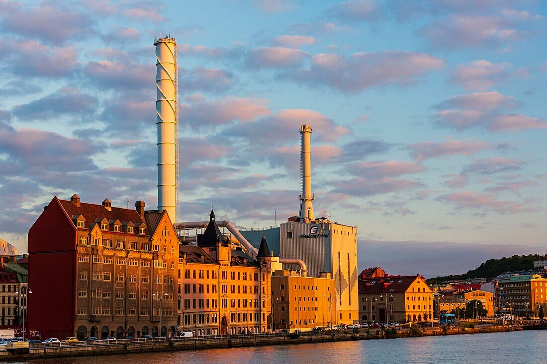 Schweden, Vastra Gotaland, Göteborg (Göteborg), Blick auf das Wärmekraftwerk der Stadt und das Affarshuset Merkur, das älteste erhaltene Haus auf Skeppsbron