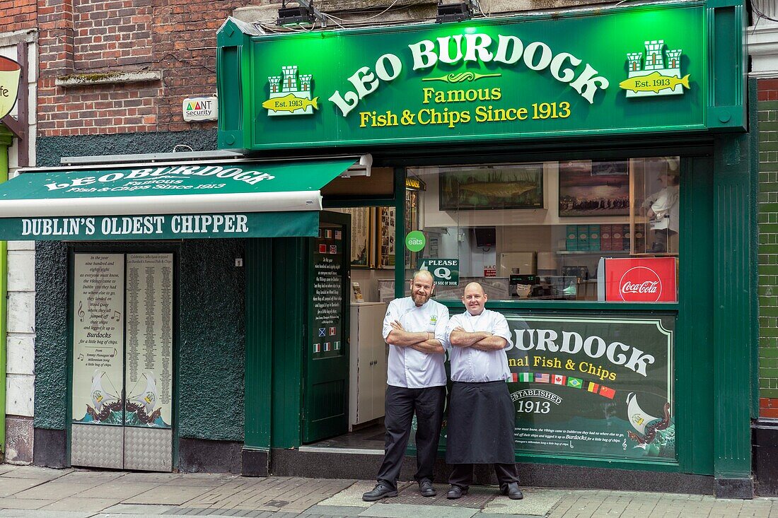 Irland, Dublin, das Fish-and-Chips-Restaurant Leo Burdock, das beste der Stadt, Darren, der Geschäftsführer, und sein Angestellter Stevo