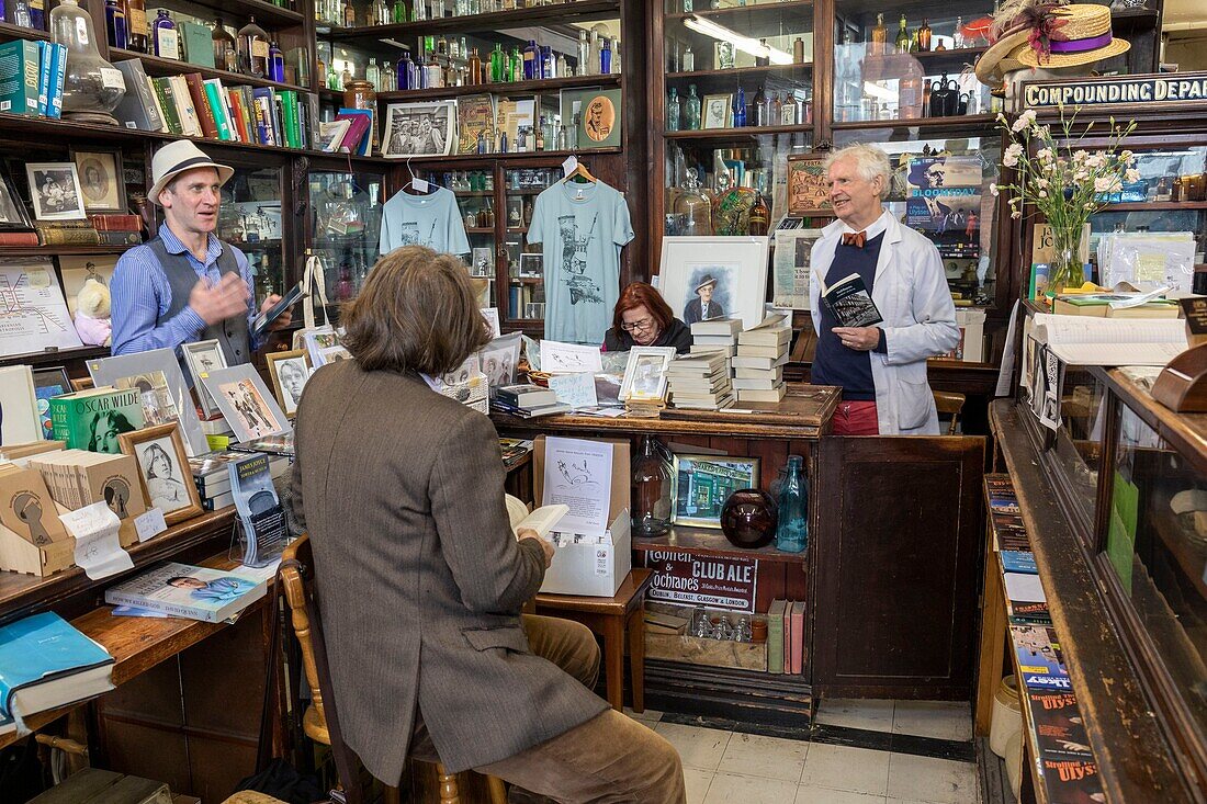 Irland, Dublin, Lincoln Place, die im Buch Ulysses zitierte Sweny-Apotheke dient jetzt als Museum zum Ruhm von James Joyce mit täglichen Lesungen, Manager PJ Murphy in einem weißen Kittel