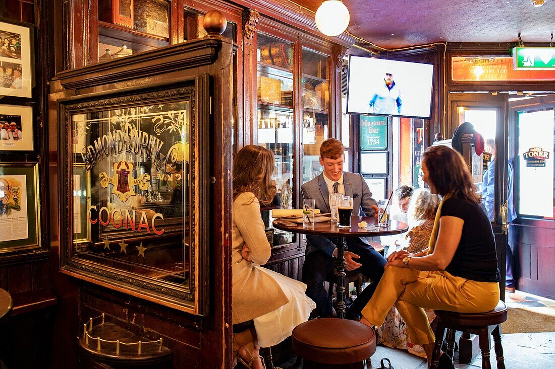 Irland, Dublin, Baggot Street, James Toner Pub, Ambiente