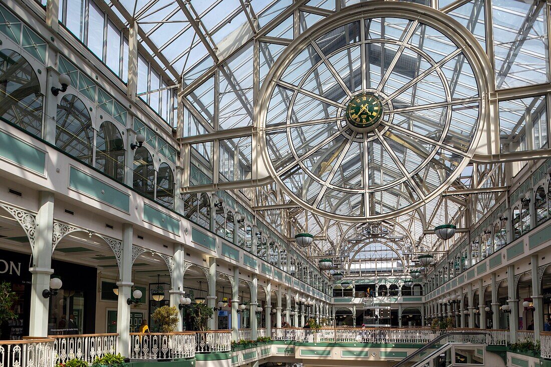 Irland, Dublin, Stephen's Green Shopping Center, großes überdachtes Einkaufszentrum am oberen Ende der Grafton Street, Architektur aus Glas und Eisen, Riesenuhr