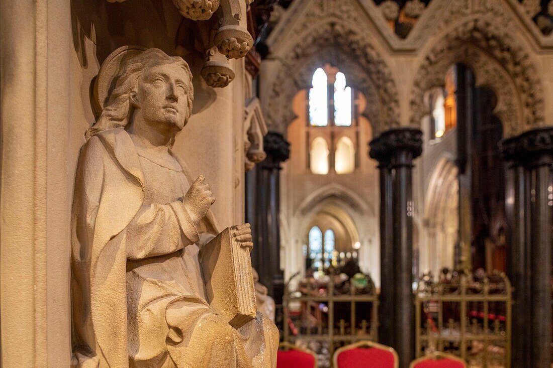 Irland, Dublin, Christ Church Cathedral oder Holy Trinity Cathedral, geschnitzte Figur neben dem Altar