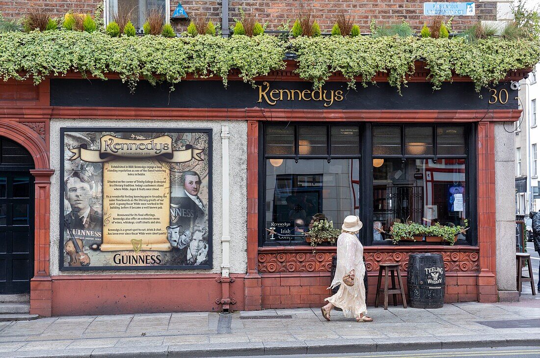 Irland, Dublin, Westland Row, Kennedy's Pub and Station, berühmtes irisches Pub in der Nähe des Trinity College, gegründet 1850 und bekannt für seine traditionelle Küche