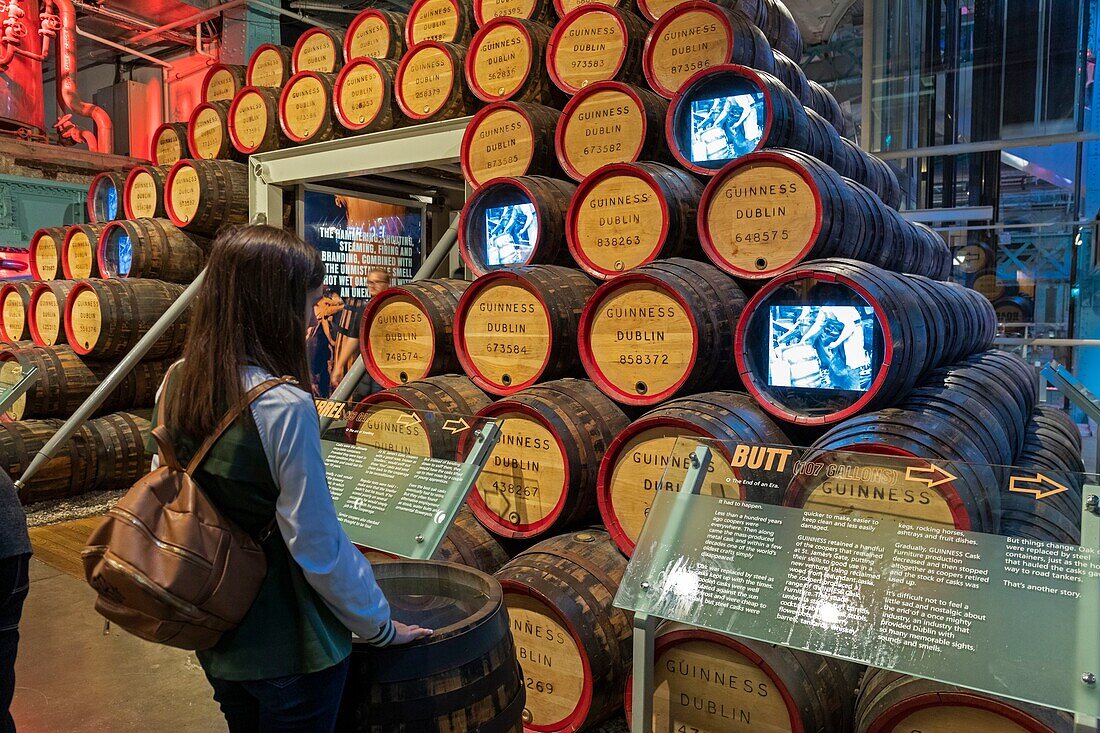 Irland, Dublin, Guinness Storehouse, Museum in der Fabrik, das die Geschichte des berühmten irischen Biers mit einer Bar auf dem Dach und Verkostungen nachzeichnet und zeigt, wie man Bierfässer herstellt