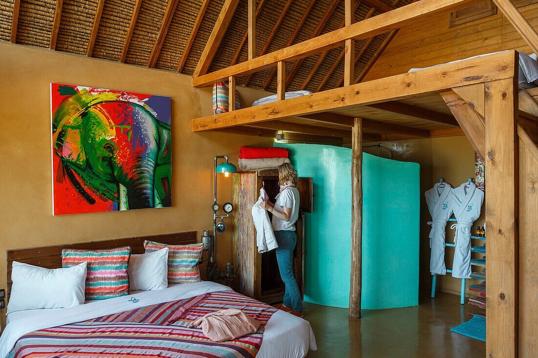 Marocco, Oued Ed-Dahab, Dakhla, West Point Resort, young woman in a hotel room of an eco-lodge