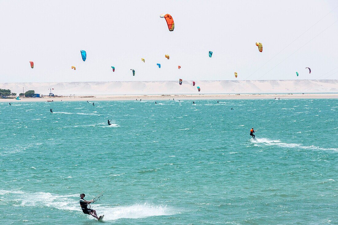 Marokko, Oued Ed-Dahab, Dakhla, Blick auf einen Kite-Surfing-Spot in der Wüste