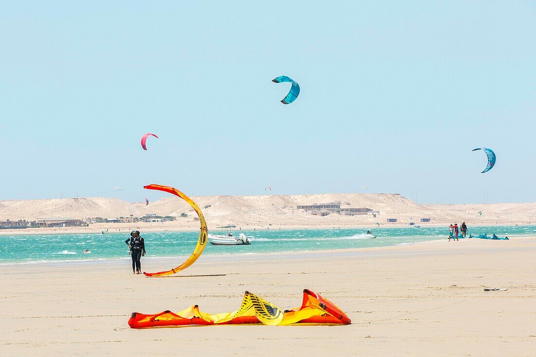 Marokko, Oued Ed-Dahab, Dakhla, Blick auf einen Kite-Surfing-Spot in der Wüste