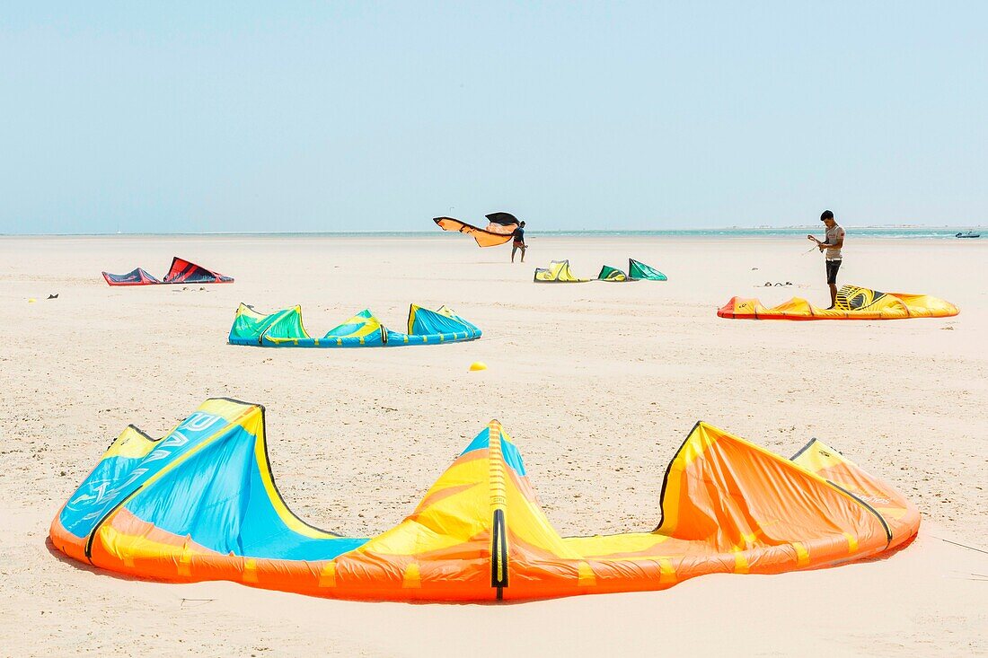 Marokko, Oued Ed-Dahab, Dakhla, Blick auf einen Kite-Surfing-Spot in der Wüste