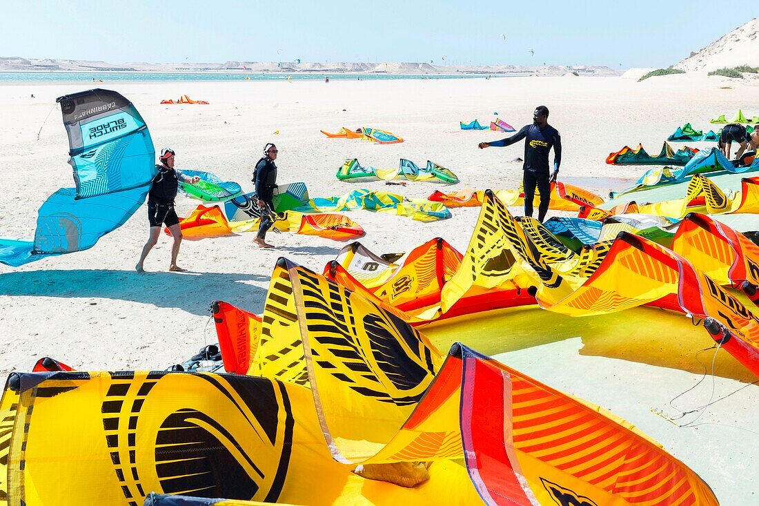 Marocco, Oued Ed-Dahab, Dakhla, view of a nautical spot of kite-surf in a desert