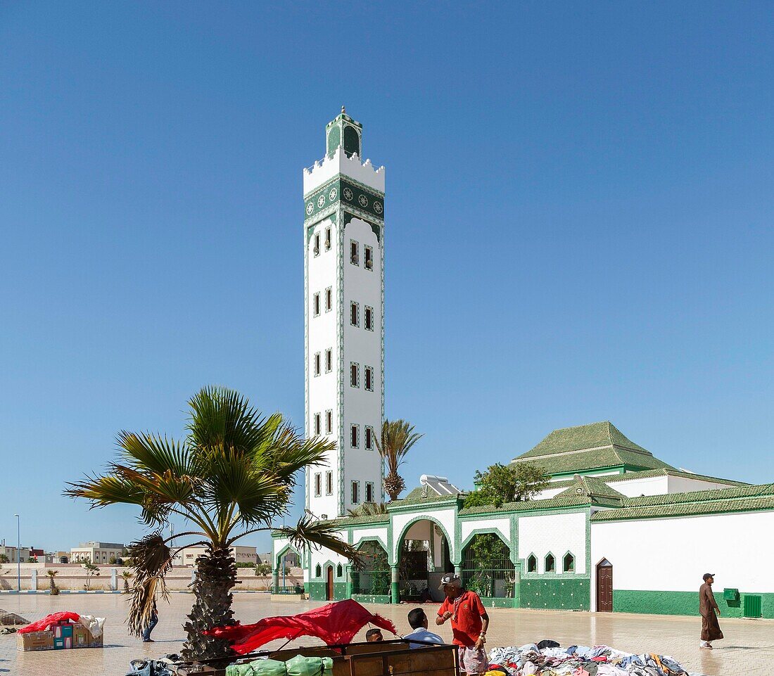 Marokko, Oued Ed-Dahab, Dakhla, Stadtansicht einer traditionellen Moschee und ihres Vorplatzes, auf dem sich die Verkäufer befinden