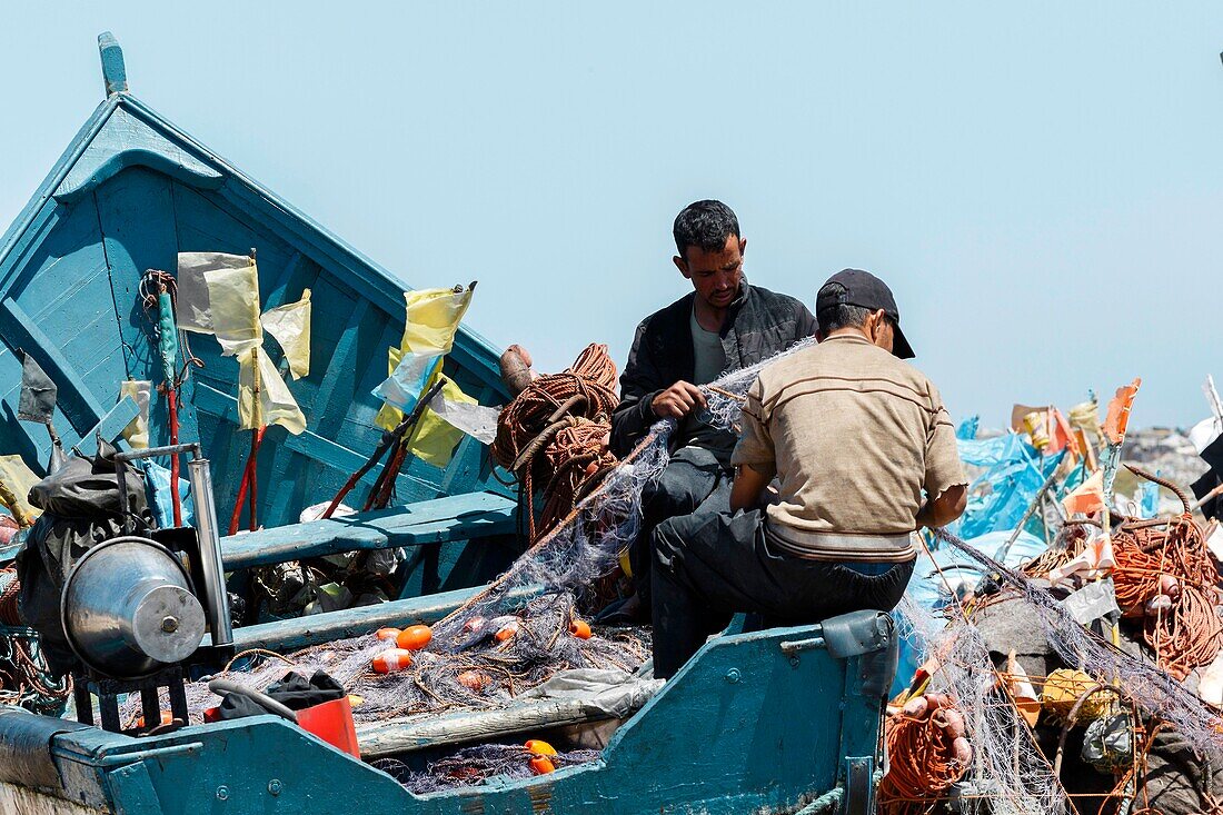 Marokko, Oued Ed-Dahab, Dakhla, Lassarga, Fischer bereiten ihre Fischernetze am Strand vor