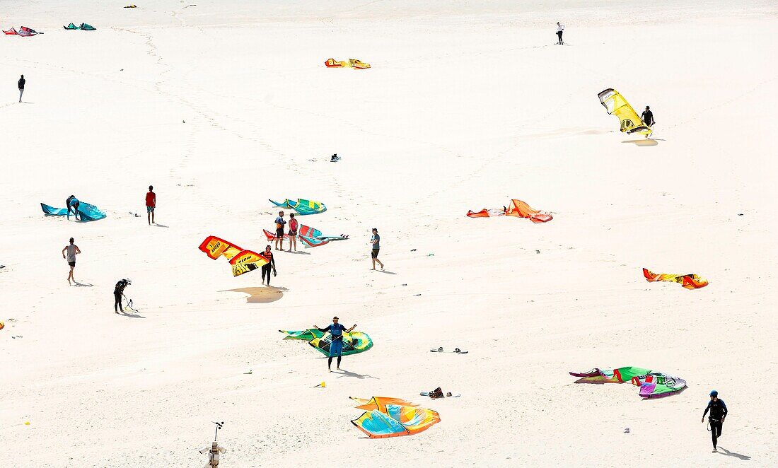 Marocco, Oued Ed-Dahab, Dakhla, view of a nautical spot of kite-surf in a desert