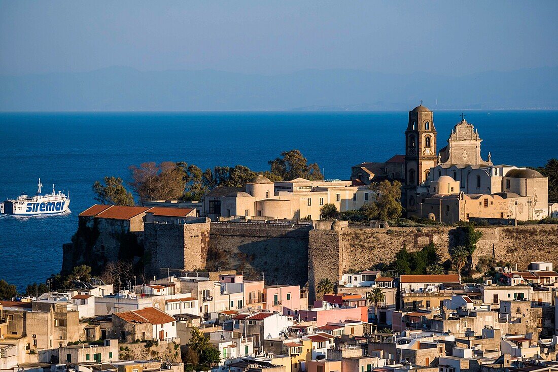 Italien, Sizilien, Äolische Inseln (UNESCO-Welterbe), Lipari, Kathedrale San Bartolomé, aus dem 18. Jahrhundert, auf der Akropolis über dem Dorf, im Herzen der Zitadelle