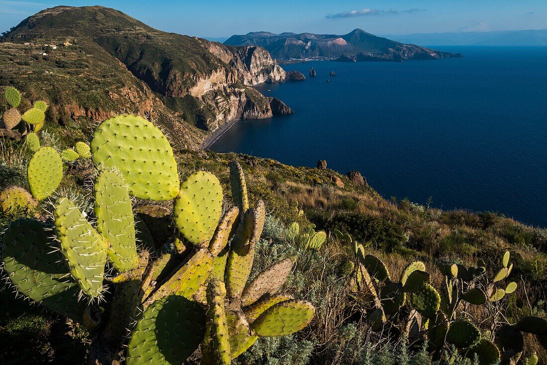 Italien, Sizilien, Liparische Inseln, die von der UNESCO zum Weltkulturerbe erklärt wurden, Lipari, Insel Vulcano vom Aussichtspunkt von Quattrocchi