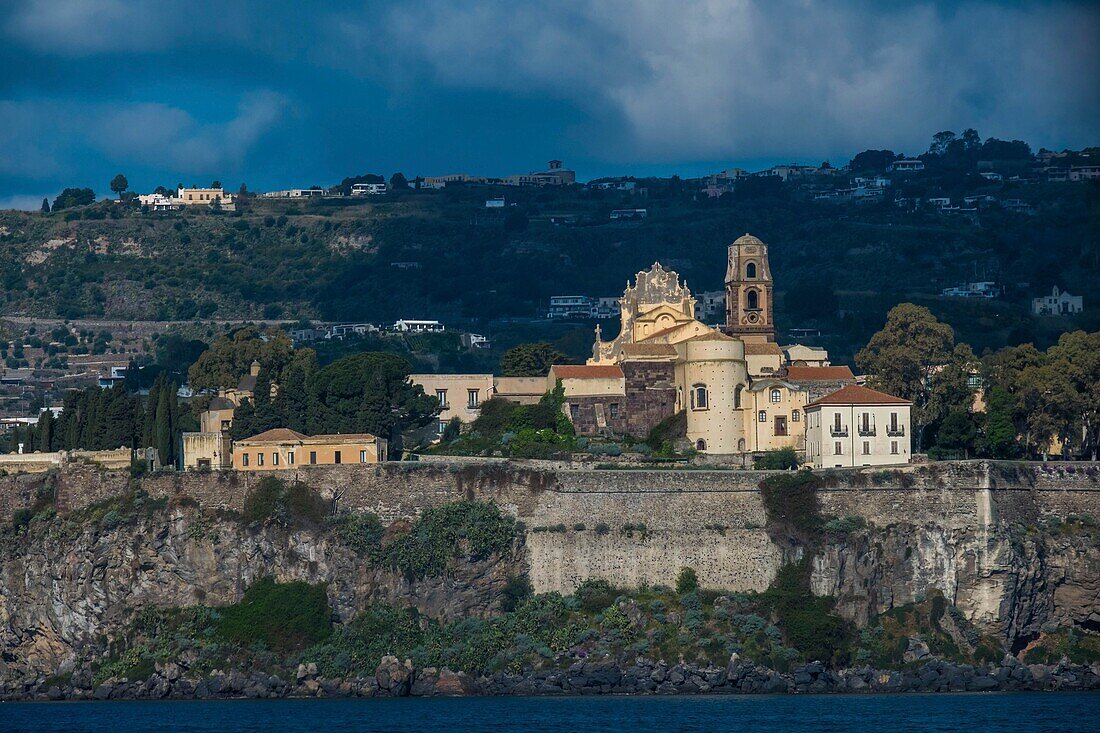 Italien, Sizilien, Äolische Inseln (UNESCO-Welterbe), Lipari, Kathedrale San Bartolomé, aus dem 18. Jahrhundert, auf der Akropolis über dem Dorf, im Herzen der Zitadelle