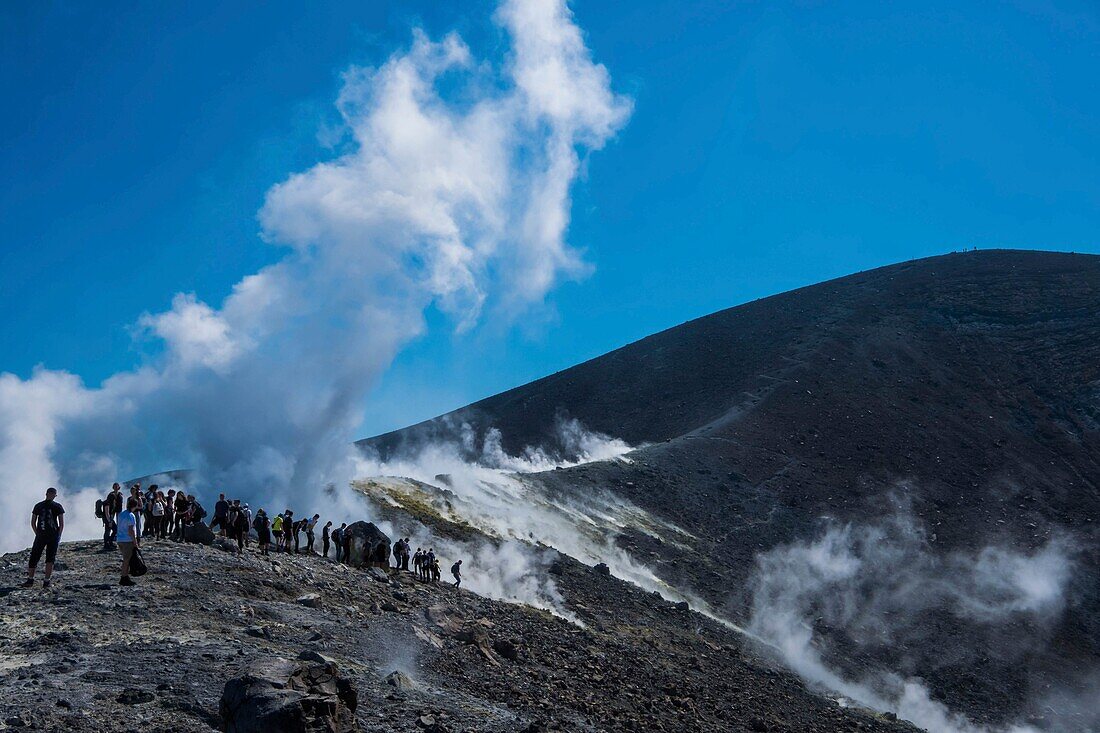 Italien, Sizilien, Äolische Inseln, die zum UNESCO-Welterbe gehören, Vulcano, Wanderung um den zentralen Krater