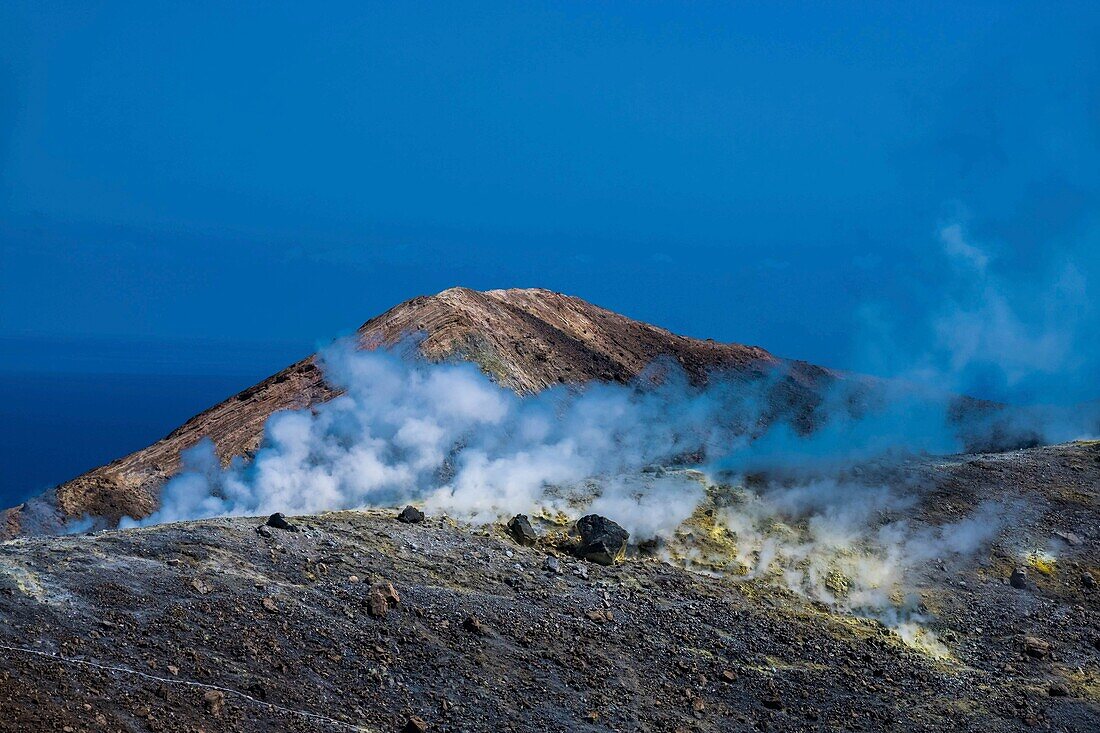 Italien, Sizilien, Äolische Inseln, die zum UNESCO-Welterbe gehören, Vulcano, Wanderung um den zentralen Krater