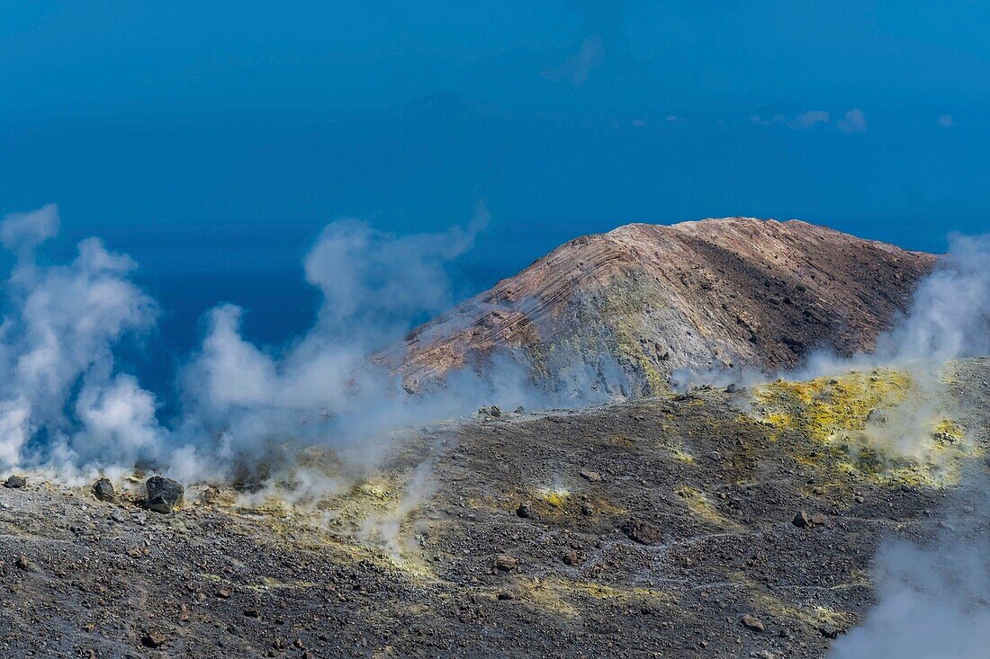 Italien, Sizilien, Äolische Inseln, die zum UNESCO-Welterbe gehören, Vulcano, Wanderung um den zentralen Krater