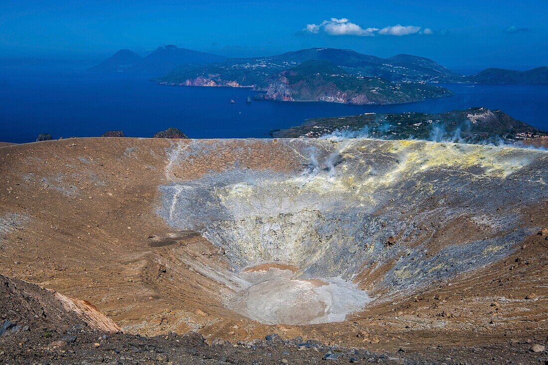 Italien, Sizilien, Äolische Inseln, die zum UNESCO-Welterbe gehören, Vulcano, Wanderung um den zentralen Krater