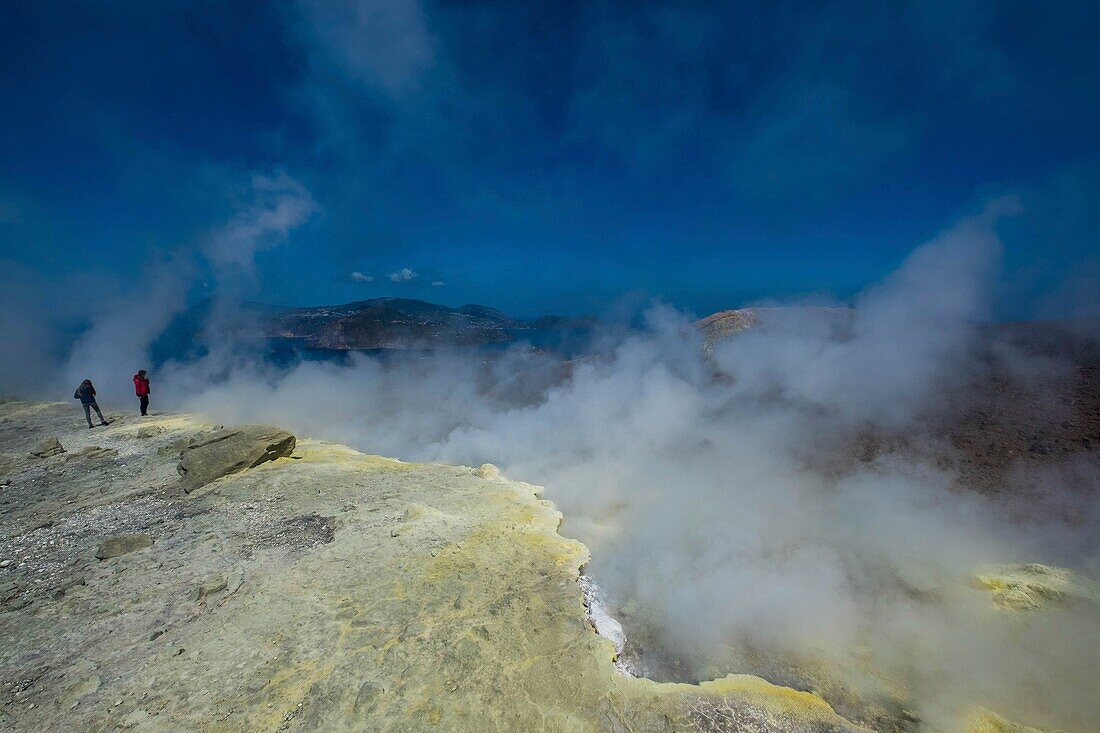 Italien, Sizilien, Äolische Inseln, die zum UNESCO-Welterbe gehören, Vulcano, Wanderung um den zentralen Krater