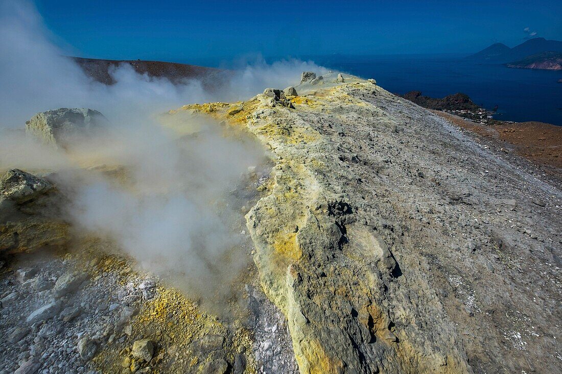 Italien, Sizilien, Äolische Inseln, die zum UNESCO-Welterbe gehören, Vulcano, Wanderung um den zentralen Krater