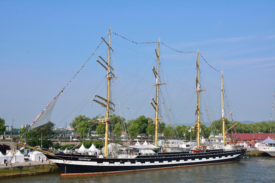 Frankreich, Seine Maritime (76), Rouen, Armada 2019 , Touristenmassen bei der Besichtigung der alten Takelage am Ufer der Seine