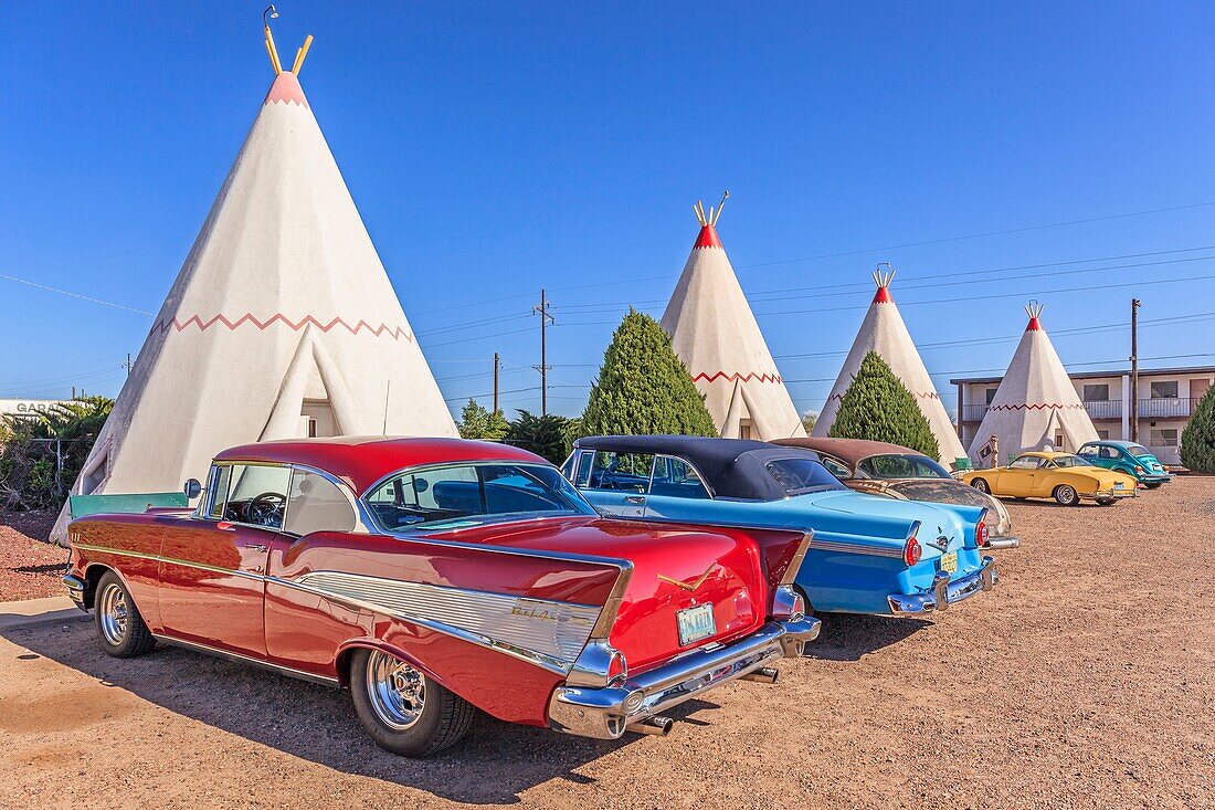 Vereinigte Staaten, Arizona, Route 66, Holbrook, Wigwam Motel, eingetragen im Nationalen Verzeichnis historischer Stätten, mit Sammlerfahrzeugen