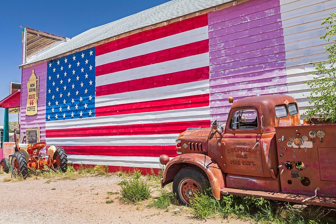 Vereinigte Staaten, Arizona, Route 66, Seligman, alter Truck und amerikanische Flagge