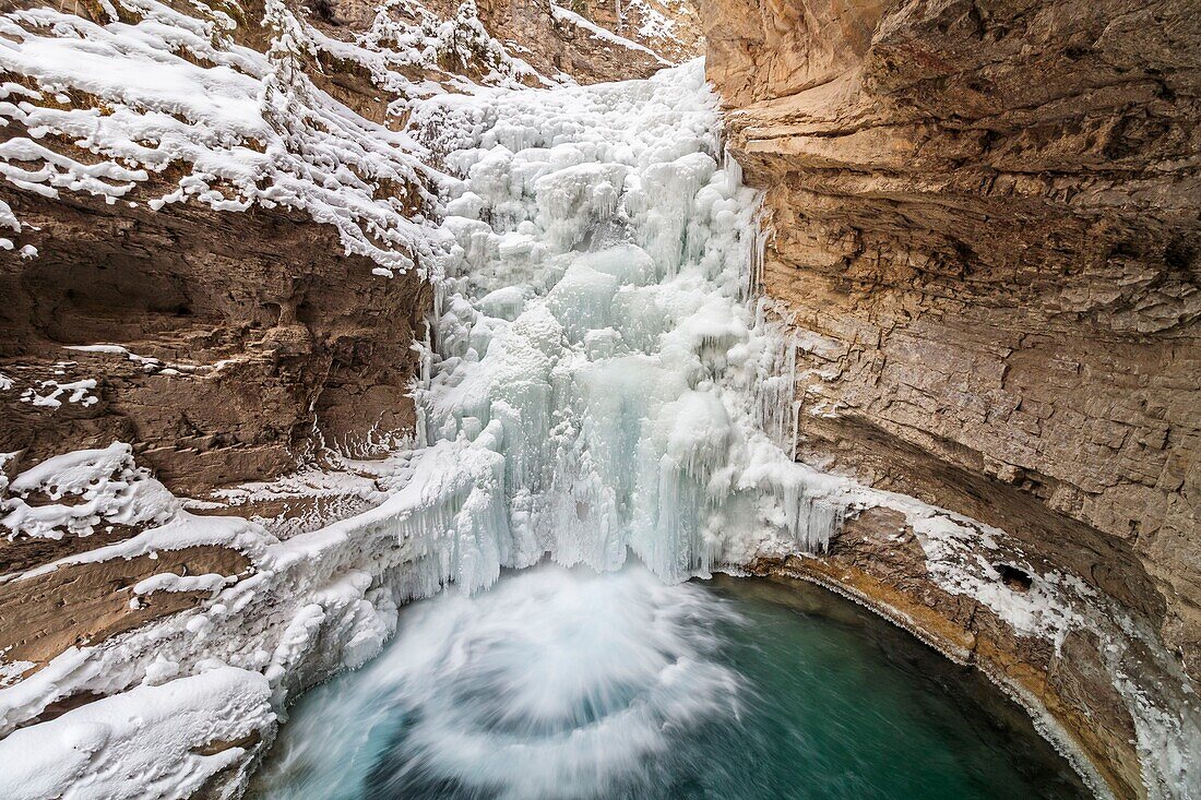 Kanada, Alberta, Kanadische Rocky Mountains, die zum UNESCO-Welterbe gehören, Banff National Park, Johnston Canyon Lower Falls im Winter