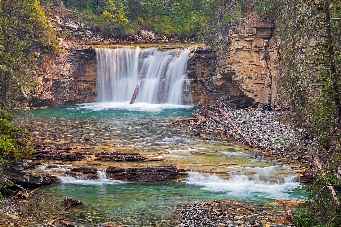 Kanada, Alberta, Kanadische Rocky Mountains, die zum UNESCO-Welterbe gehören, Banff National Park, Johnston Canyon Lower Falls im Winter