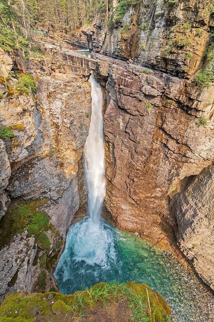 Kanada, Alberta, Kanadische Rocky Mountains, die zum UNESCO-Welterbe gehören, Banff National Park, Johnston Canyon Lower Falls im Winter