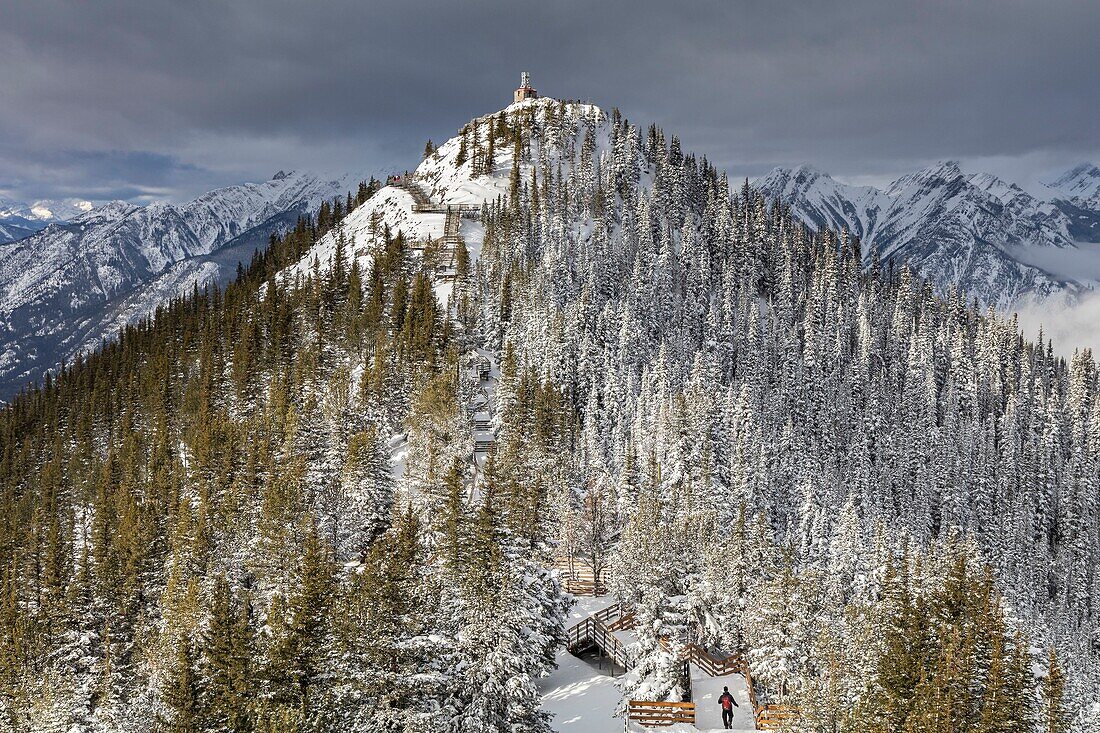 Kanada, Alberta, Kanadische Rocky Mountains, die zum UNESCO-Welterbe gehören, Banff National Park, Sanson's Peak vom Sulphur Mountain im Winter