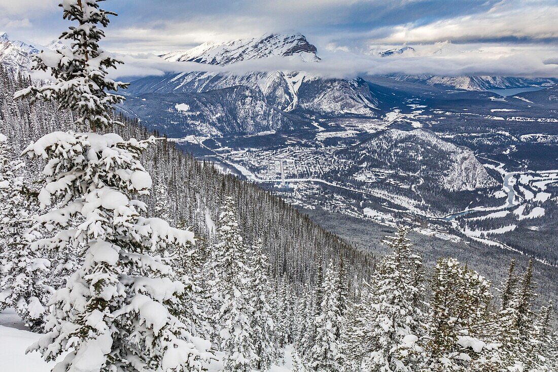 Kanada, Alberta, Kanadische Rocky Mountains, die zum UNESCO-Welterbe gehören, Banff National Park, die Stadt Banff und der Bow River vom Sulphur Mountain aus im Winter