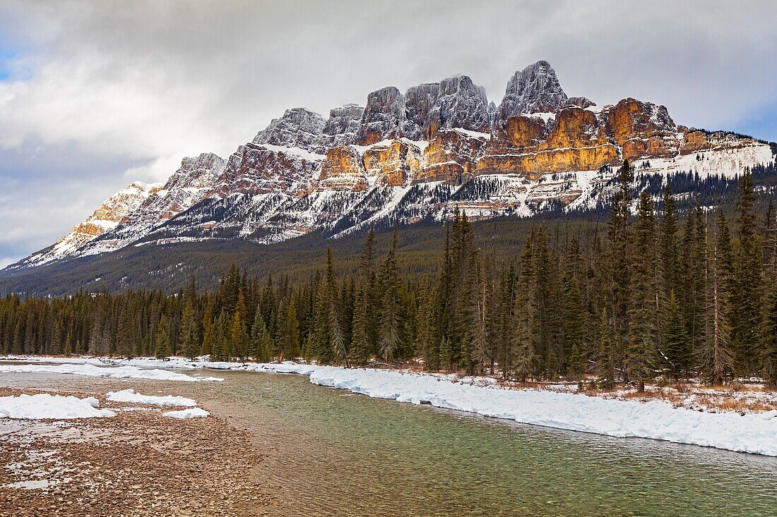 Kanada, Alberta, Kanadische Rocky Mountains, die zum UNESCO-Welterbe gehören, Banff National Park, Castle Mountain und der Bow River im Winter