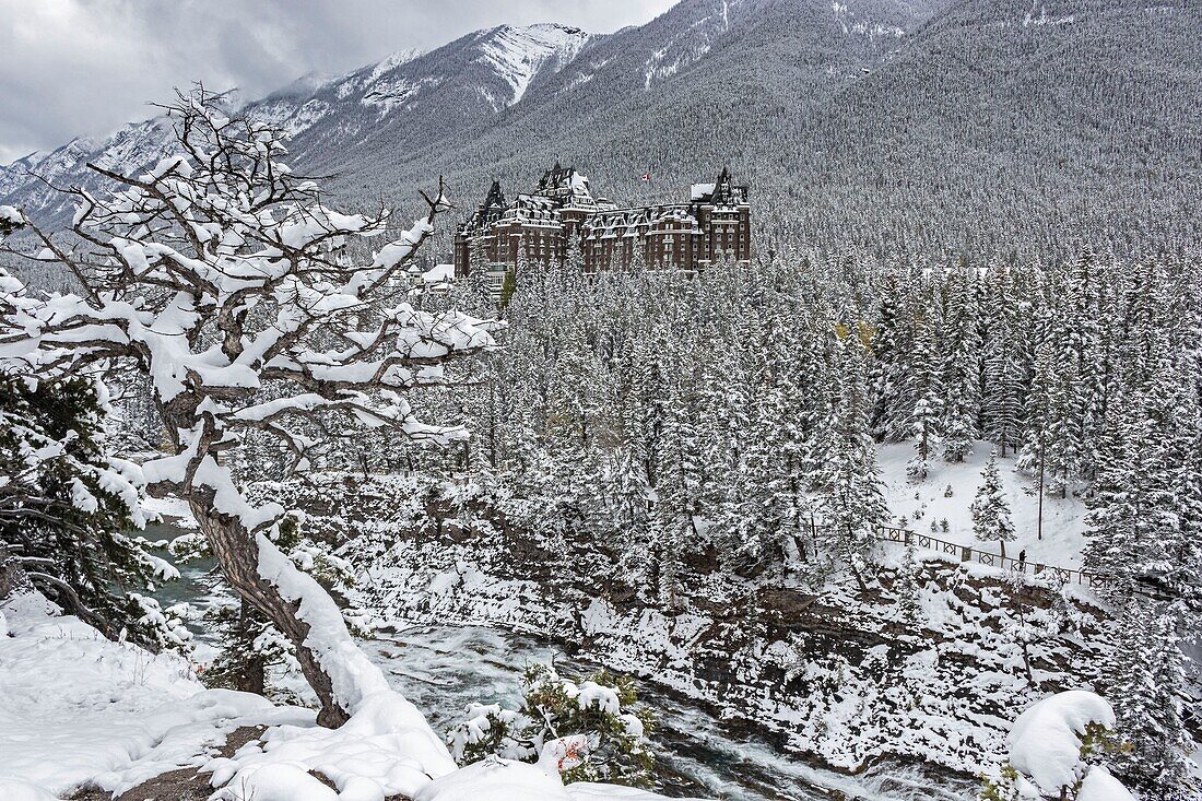 Kanada, Alberta, Kanadische Rocky Mountains, die zum UNESCO-Weltnaturerbe gehören, Banff National Park, das Banff Springs Hotel im Winter