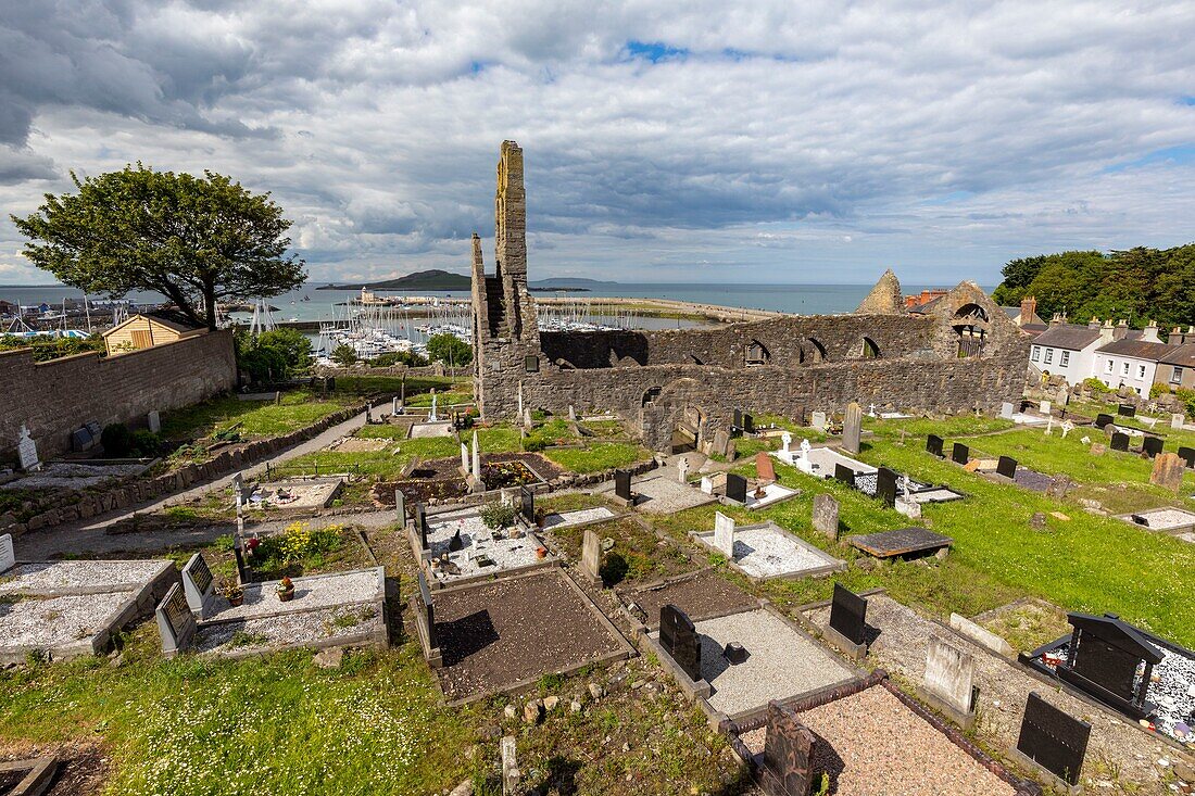 Irland, Grafschaft Fingal, nördliche Vororte von Dublin, Howth, ehemalige St. Mary's Kirche und Friedhof, unten der Hafen und Leuchtturm der Stadt