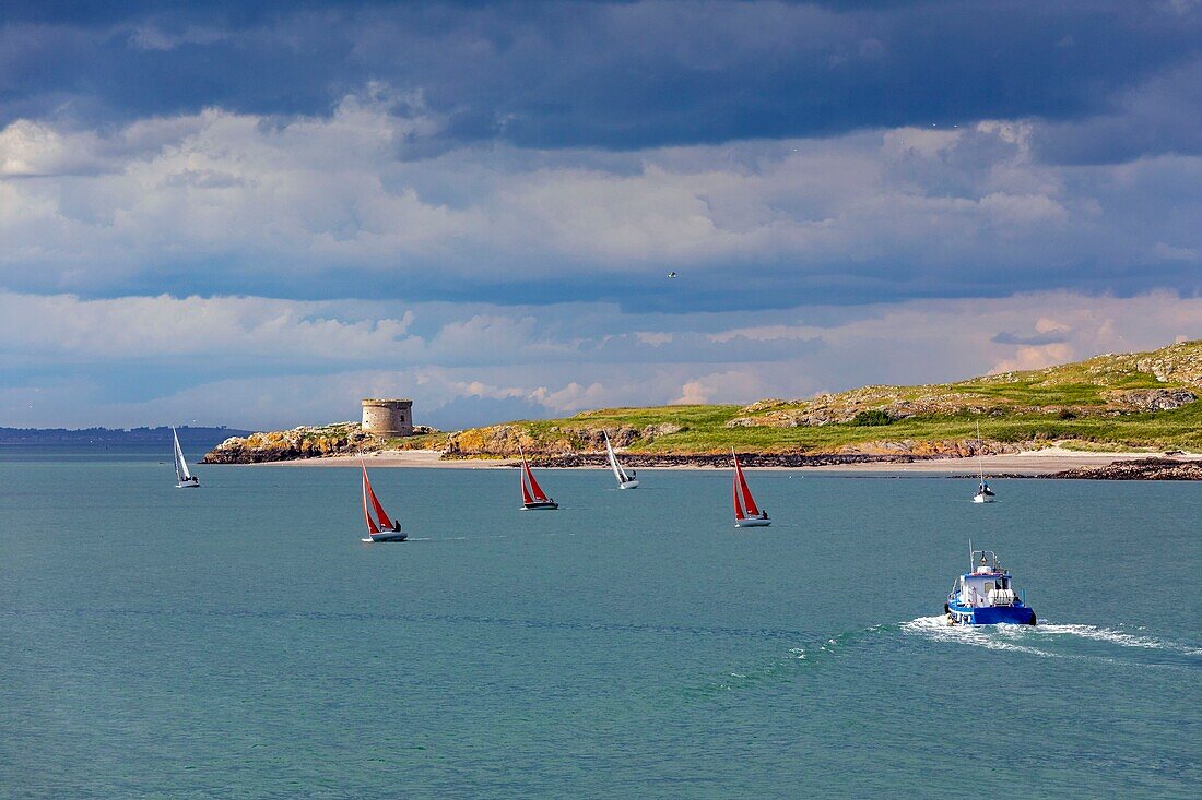 Irland, Grafschaft Fingal, nördlich von Dublin, Howth, Segelboote und Fischerboot vor der wilden Insel Ireland's Eye