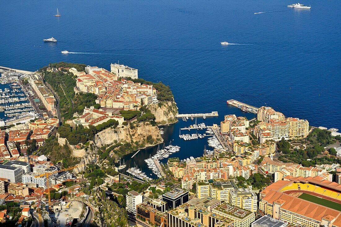 Fürstentum Monaco, Monaco, Der Hafen von Fontvieille und Port Hercules links und das Fußballstadion Louis II