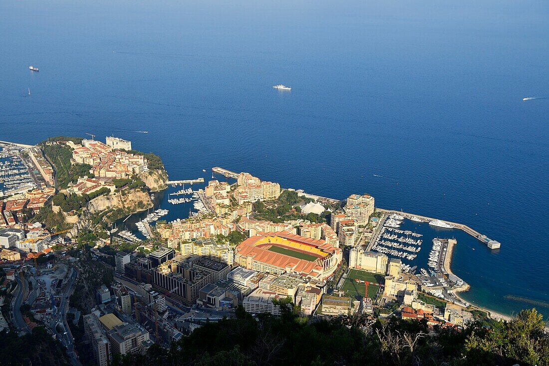 Fürstentum Monaco, Monaco, Der Hafen von Fontvieille und Port Hercules links und das Fußballstadion Louis II